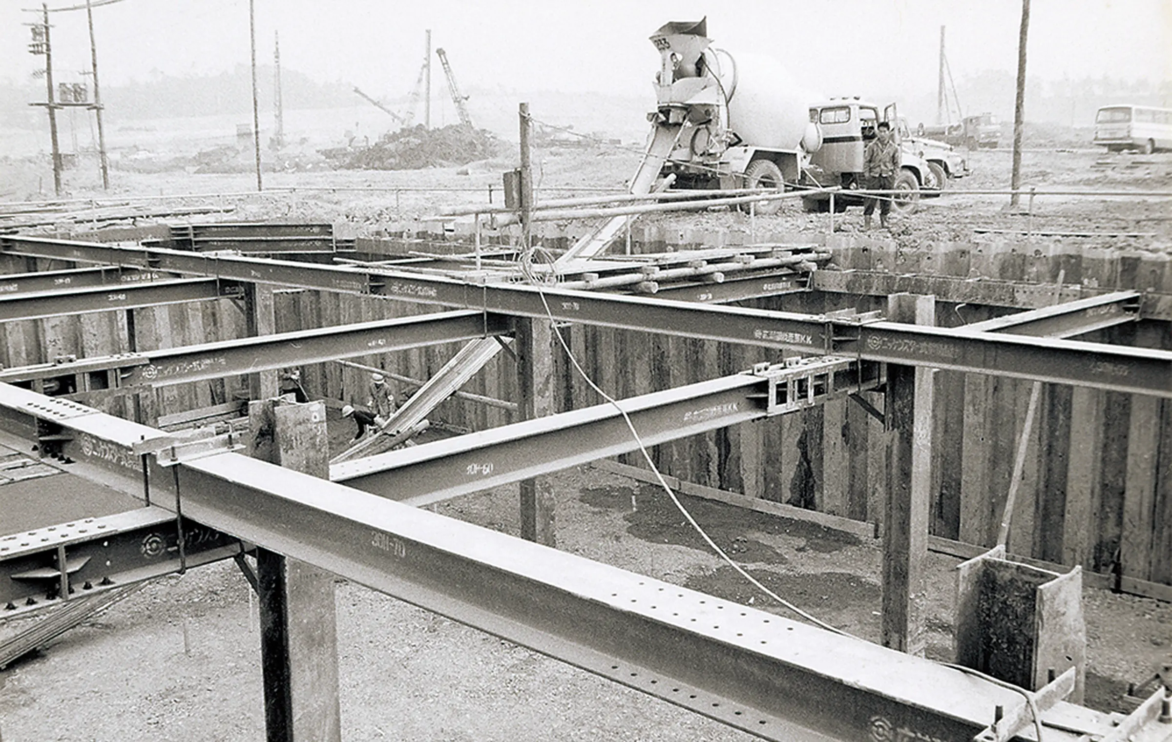 パビリオンの建設風景の写真