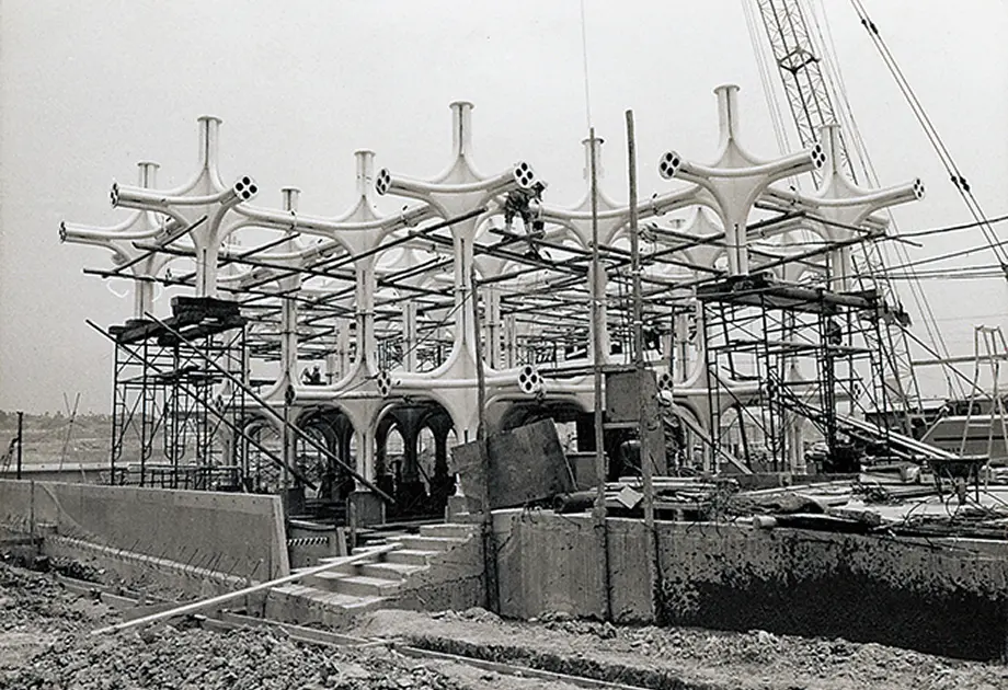 パビリオンの建設風景の写真