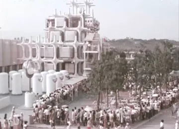 パビリオンに並ぶ長蛇の列の写真