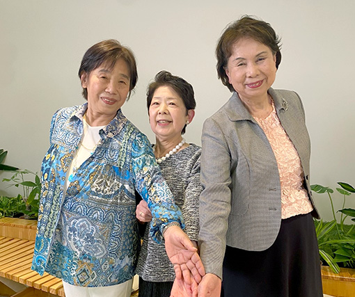 当時のポーズで。左から寺西さん、友藤さん、古賀さん