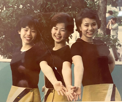 当時のポーズで。左から寺西さん、友藤さん、古賀さん