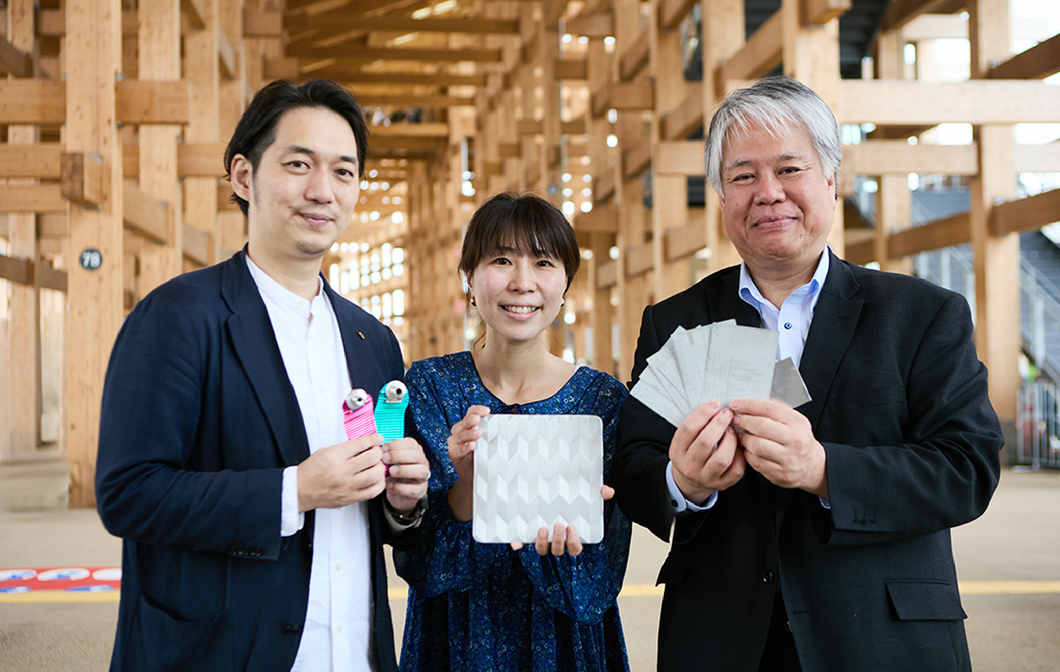  このプロジェクトのキーマンたち（左から、タカラベルモントサステナビリティ推進室 室長 中山健太郎、金森合金 24代目 高下裕子さん、読売新聞大阪本社役員室幹事兼万博事務局長 吉田光一さん）